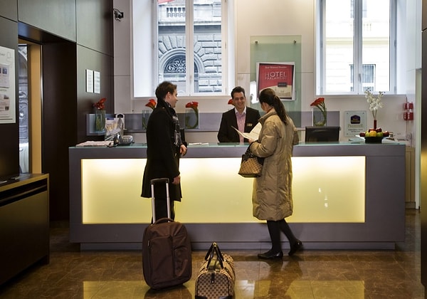 9. Выполняя поручения начальника, вы встретили в аэропорту гостью фирмы. Надо ли сопровождать ее до номера в гостинице?