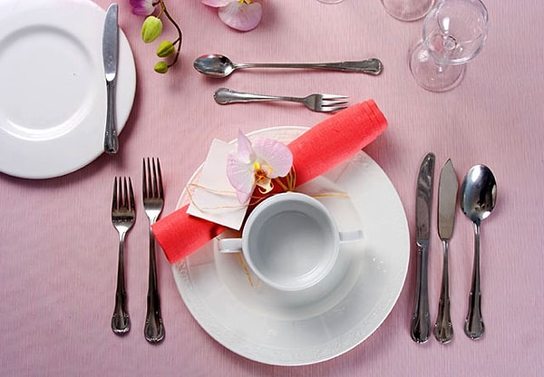 8. На званом обеде перед вами оказалось множество столовых приборов. Какими приборами вы начнете пользоваться?