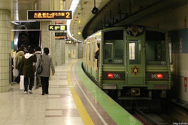 14. Japonya'da bir trenin önüne atlayarak intihar eden kişinin ailesi, trene verilen hasarı karşılamak durumundadır.