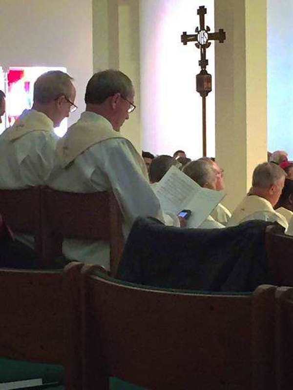 9. Ответить на телефон во время молитвы?! О, Всевышний, прости его!