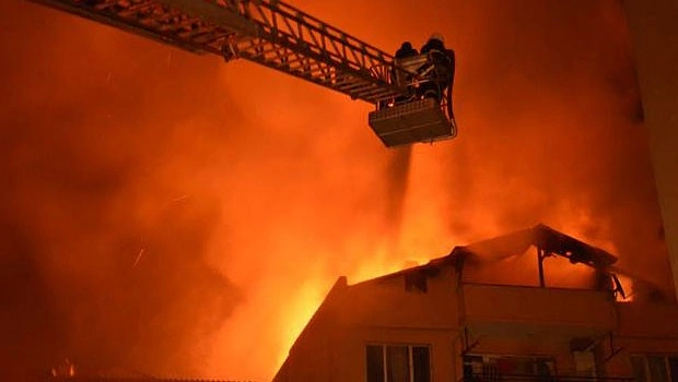 Yangında Mahsur Kalınca Çocuğunu 5. Kattan Atmak Zorunda Kalan Anne Yangında Mahsur Kalınca Çocuğunu 5. Kattan Atmak Zorunda Kalan Anne