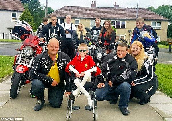 Rhys'ın sporu yapabilmesi için gereken sandalye için Biker Family Support isimli bir motorsiklet grubu 11.000TL toplamak için çalışmaya başladı.