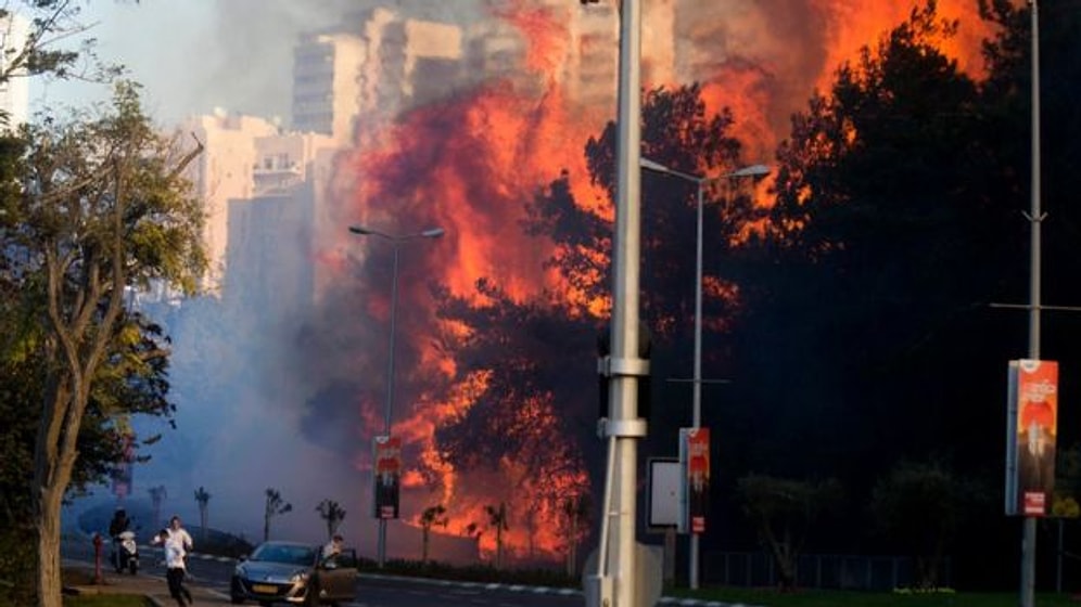 İsrail'de Yangınlar: On Binlerce Kişi Evlerini Terk Etti