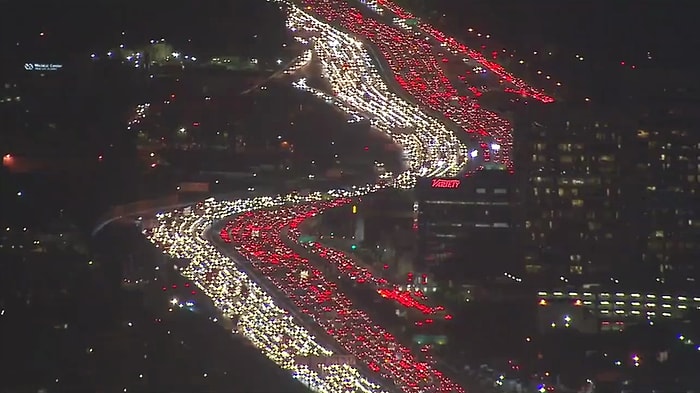 İstanbul Trafiği Halt Etmiş! Los Angeles'ta Sıradan Bir İş Çıkışı