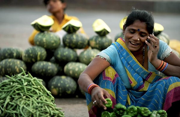 5. В одном из регионов Индии незамужним женщинам не разрешают пользоваться мобильными телефонами.