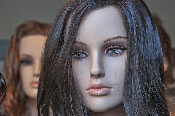 12. В Иране даже у манекенов в витринах головы должны быть покрытыми.