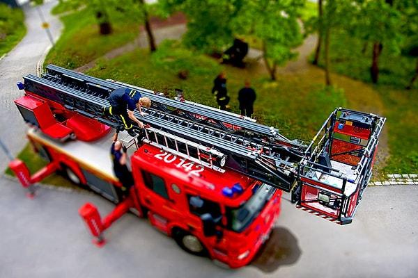 10. Stockholm kentinde bir evde yangın çıkmış. İki kişide yanıklar meydana gelmiş.
