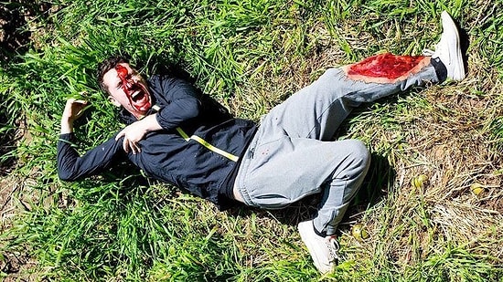 Annesine Çatıdan Düşme Şakası Yapan Hayırsız Evlat