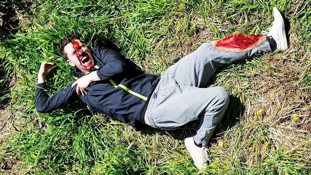 Annesine Çatıdan Düşme Şakası Yapan Hayırsız Evlat