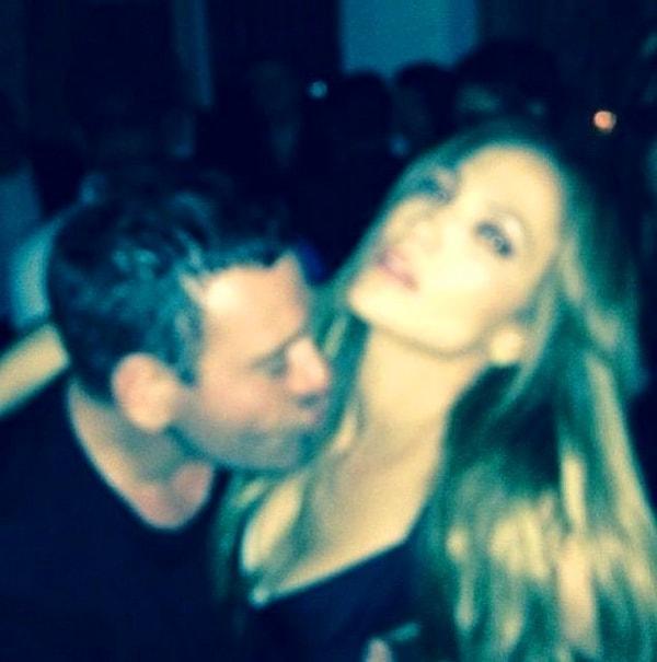 Jennifer Lopez'i gerdanından öpen...