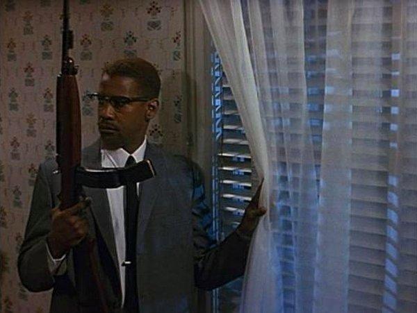 25. Malcolm X'te, Malcolm'un evi saldırı altında kalınca, biri "911'i arayın!" şeklinde bağırıyor. Fakat...