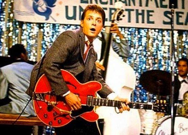 19. Geleceğe Dönüş'te, Marty'nin çaldığı gitar Gibson ES-335'ti. Fakat...
