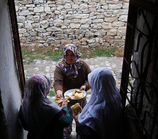12. 'Ya Okuyan, Ya Okutan Olacağız' Deyip Yardımlarını 400 Nüfuslu Köylerinden Dünyaya Ulaştıran Güzel İnsanlar