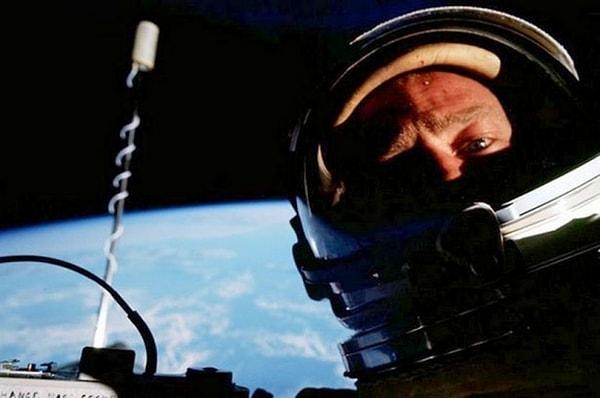 1. Uzay boşluğunda çekilen ilk selfie! 😍👏👏