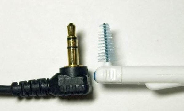 4. Jak girişi için eski bir diş arası fırçası kullanın.