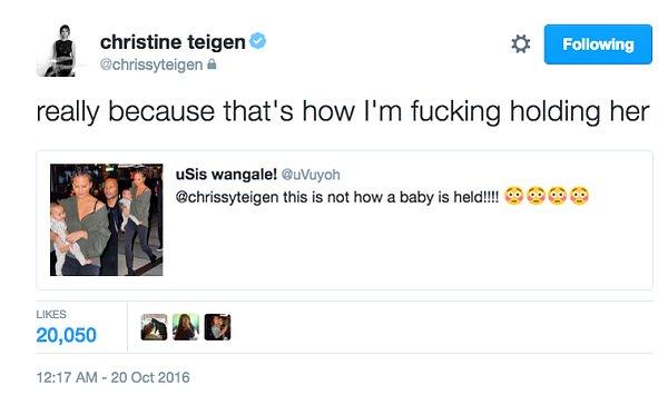 14. Bebek öyle mi tutulur yorumlarına ağızlarının payını veren anne Christine Teigen!