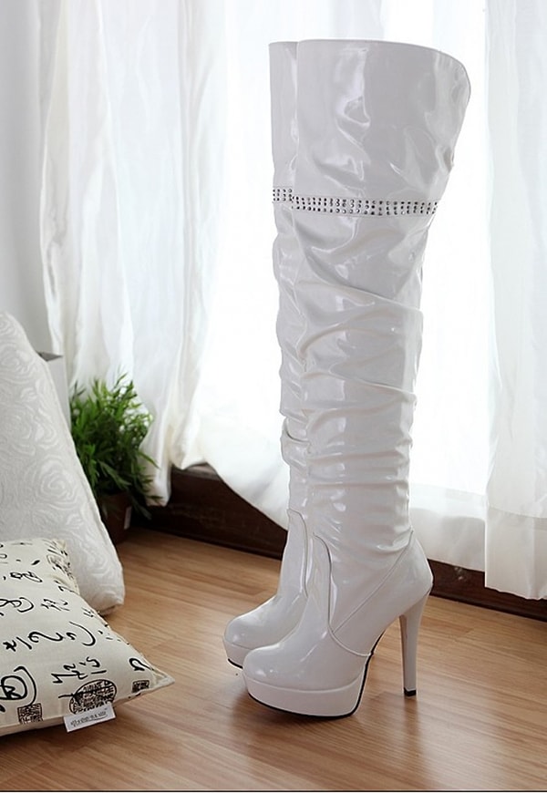 9. Белые ботфорты