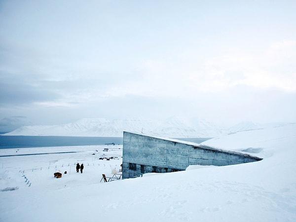 Suriye örneği, mahzenin inşa edilme sebebini açık bir şekilde gösteriyor. Umuyoruz ki böyle bir mahzeni kullanmaya ihtiyaç duymayız ancak, eğer gerekirse, Svalbard tüm insanlığa yardım eli uzatabilir.