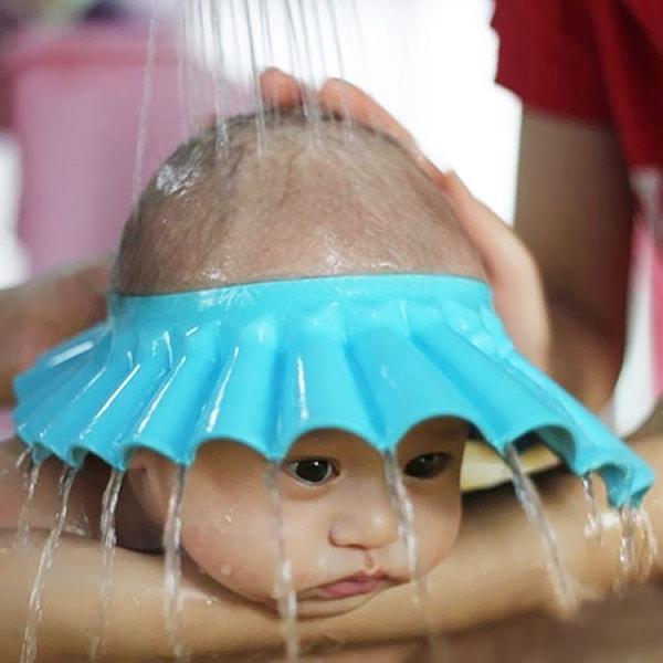 18. Bebeğinizin gözlerini bu tarz bir şapkayla sabundan ve yanmalardan koruyun.