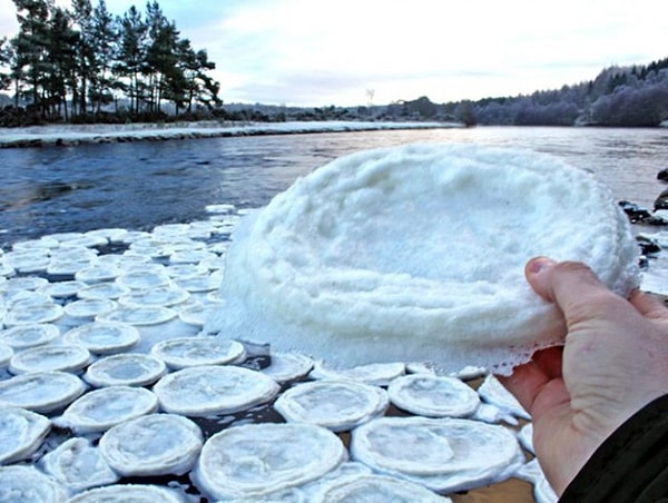 5. Замёрзшая пена на шотландской реке