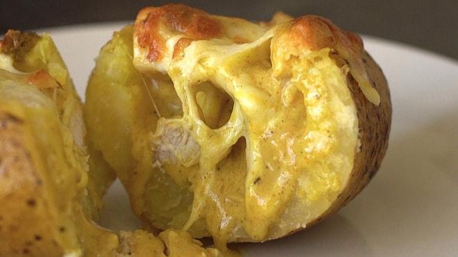Tek Bir Lokmada Patates ve Köriyi Birleştiren Patateste Körili Tavuk Nasıl Yapılır?