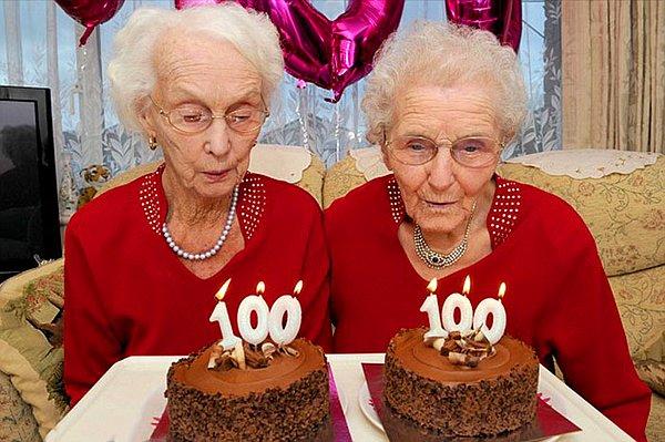 Bu dünya tatlısı ikiz kardeşler, 100. yaş günlerini beraber kutladılar.