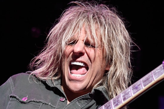 Gitar Çalarken Kendinden Geçerek Suratlarını Şekilden Şekile Sokan 28 Gitarist