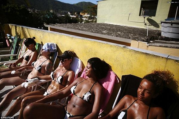 Kavurucu güneşi kaçırmamayı hedefleyen bu kadınların fotoğrafları sıradan bir terasta çekilmedi. Burası aslında bir spa merkezi.