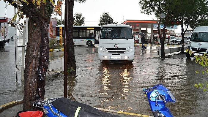 Ayvalık'ta Eğitime Yağmur Engeli