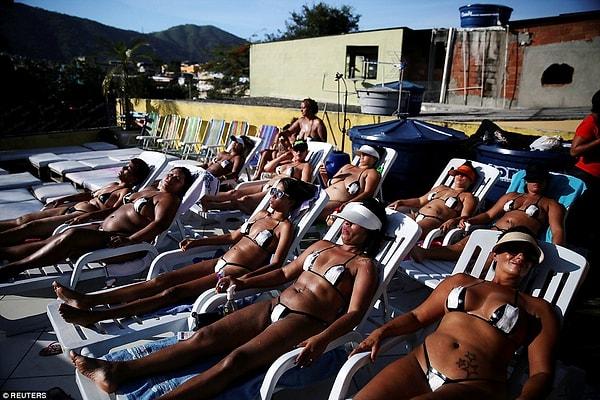 Alan razı veren razı. Hem Brezilyalı kadınlar bu elektrik bantlarından yapılan bikiniler sayesinde mükemmel izlere sahip oluyor hem de Erika paraya para demiyor.