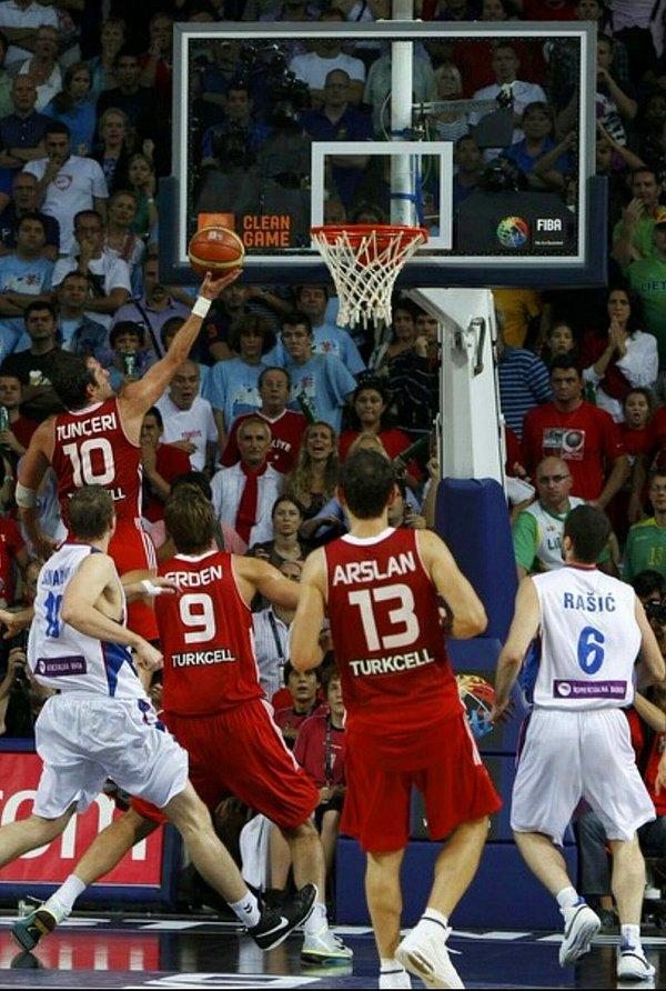Kerem Tunçeri dendiğinde çoğu insanın aklına tek bir an gelir. 2010 FIBA Dünya Basketbol Şampiyonası yarı final maçında Kerem Tunçeri'nin bitime 0,5 saniye kala attığı turnike, Türkiye'yi Sırbistan karşısında 83-82 öne geçirmişti.