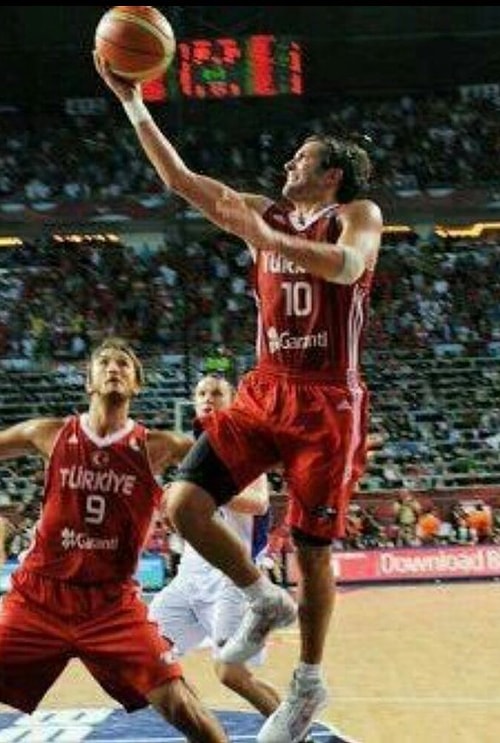 Kerem Tunçeri dendiğinde çoğu insanın aklına tek bir an gelir. 2010 FIBA Dünya Basketbol Şampiyonası yarı final maçında Kerem Tunçeri'nin bitime 0,5 saniye kala attığı turnike, Türkiye'yi Sırbistan karşısında 83-82 öne geçirmişti.