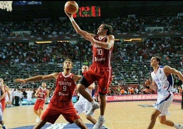 Kerem Tunçeri dendiğinde çoğu insanın aklına tek bir an gelir. 2010 FIBA Dünya Basketbol Şampiyonası yarı final maçında Kerem Tunçeri'nin bitime 0,5 saniye kala attığı turnike, Türkiye'yi Sırbistan karşısında 83-82 öne geçirmişti.