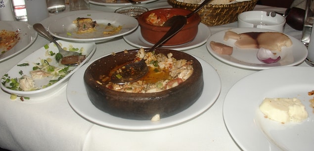 10. Biten meze için "Senin canın sağ olsun ya, bi tane daha söyleriz" diye diye çığırdan çıkılan anlar.