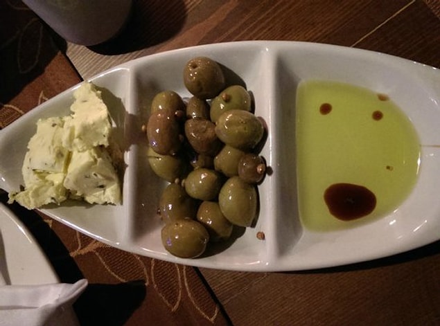3. Masaya oturur oturmaz gelen zeytin, zeytinyağı gibi ikramlar, adisyonda yazan "kuver ücreti"ni görünce şekeriniz düşmesin diye konulmuştur.