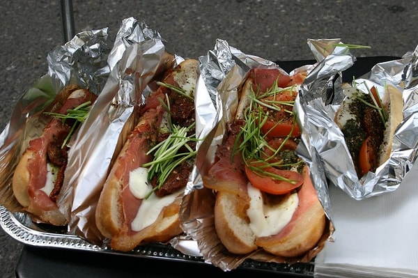 8. Местные - большие фанаты сэндвичей в любом виде. В том числе с яичницей или салатом внутри.