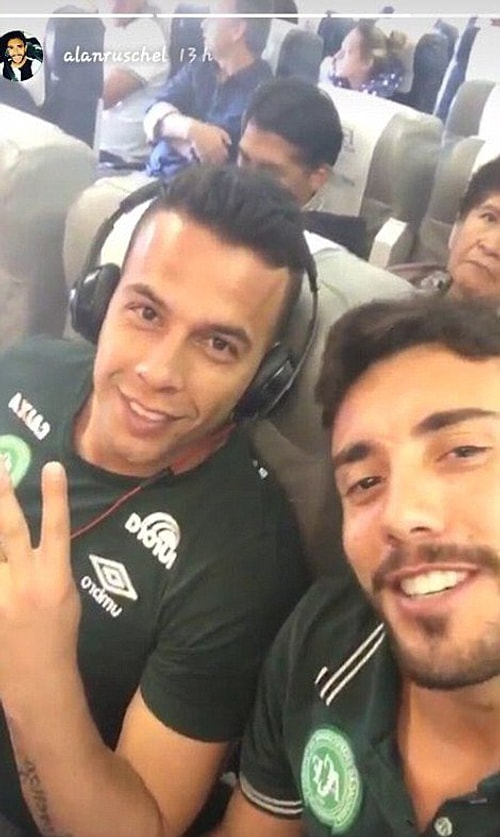 Bazı futbolcularsa uçaktan bu fotoğrafları paylaşmıştı.