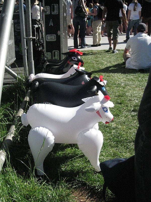 11. Надувная овечка