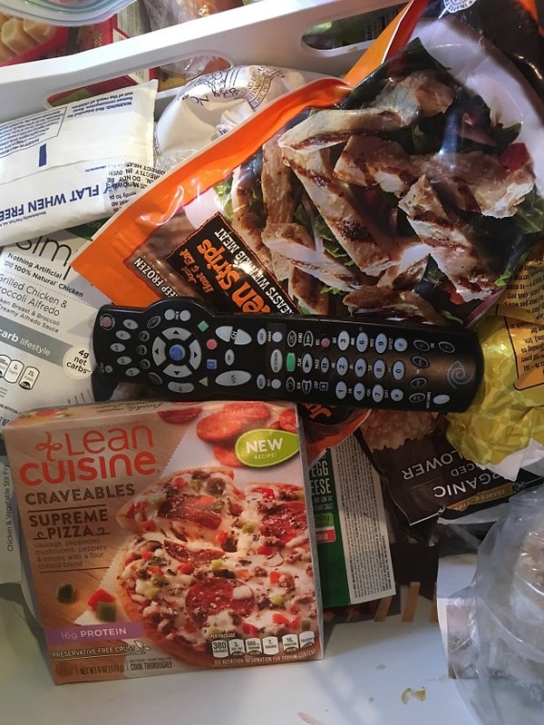 10. "Вся семья искала пульт от телека, а потом выяснилось, что я запихнула его в морозилку"