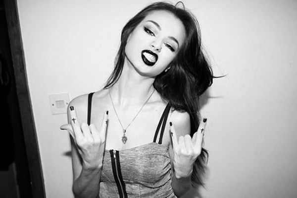 Девушка-анархист