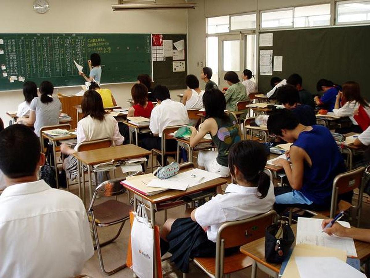 Сколько учатся в японии. Старшая школа в Японии. Образование в Японии средняя школа. Школа в Японии классы. Японские классы в школе.