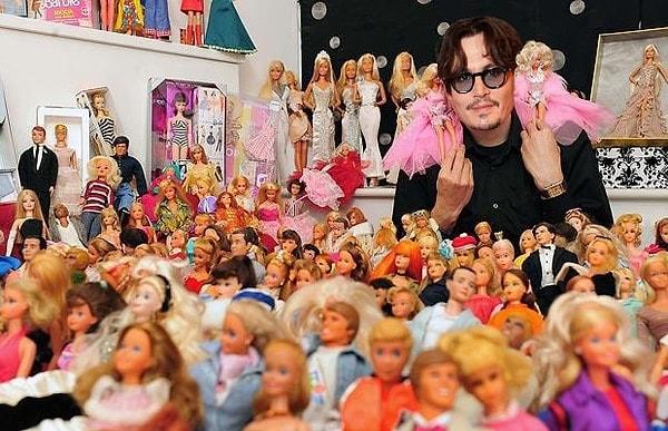 22. Johnny Depp'in gerçek bir Barbie bebek tutkunu olduğunu kim bilebilirdi?