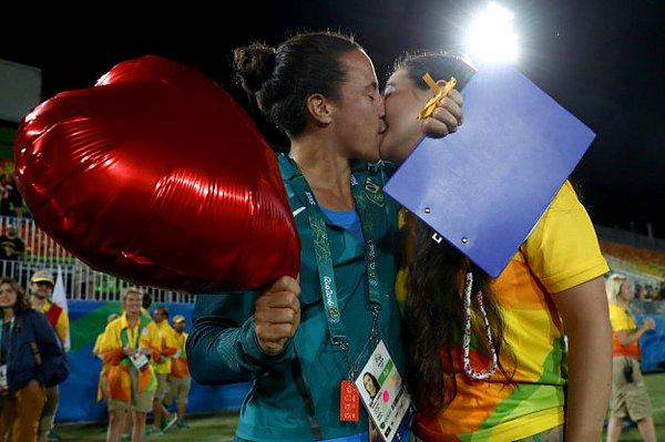 7. Rio gönüllüsü Marjorie Enya, Brezilya ragbi oyuncusu Isadora Cerullo'ya altın madalya ragbi maçından hemen sonra evlenme teklifi etti.