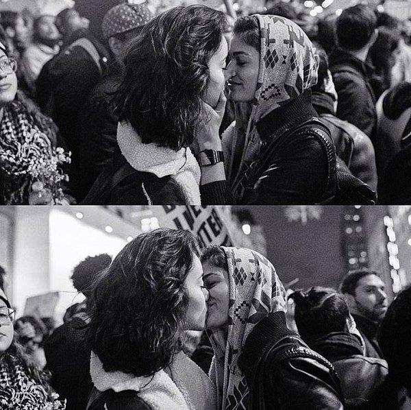 11. Bu iki kadın, Trump karşıtı bir gösteride öpüştüler.