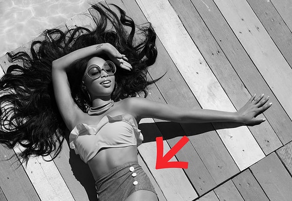 1. Какого цвета шорты на девушке?