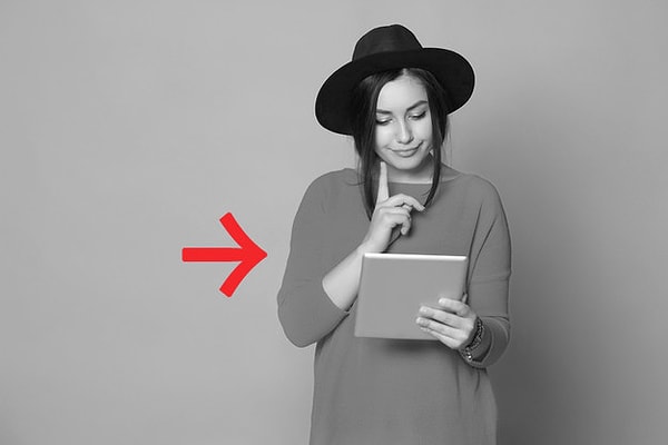 3. Какого цвета платье девушки?