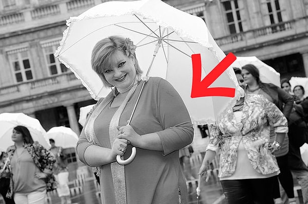 5. Какого цвета туника на женщине?