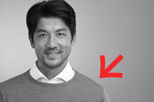 6. Какого цвета свитер надет на этом парне?