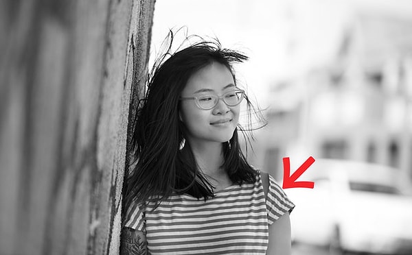 11. Какого цвета полоски на футболке девушки?