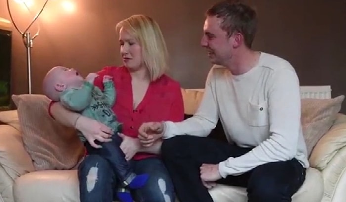 Babasının Güldüğünü Görünce Ağlamaya Başlayan Ufaklık